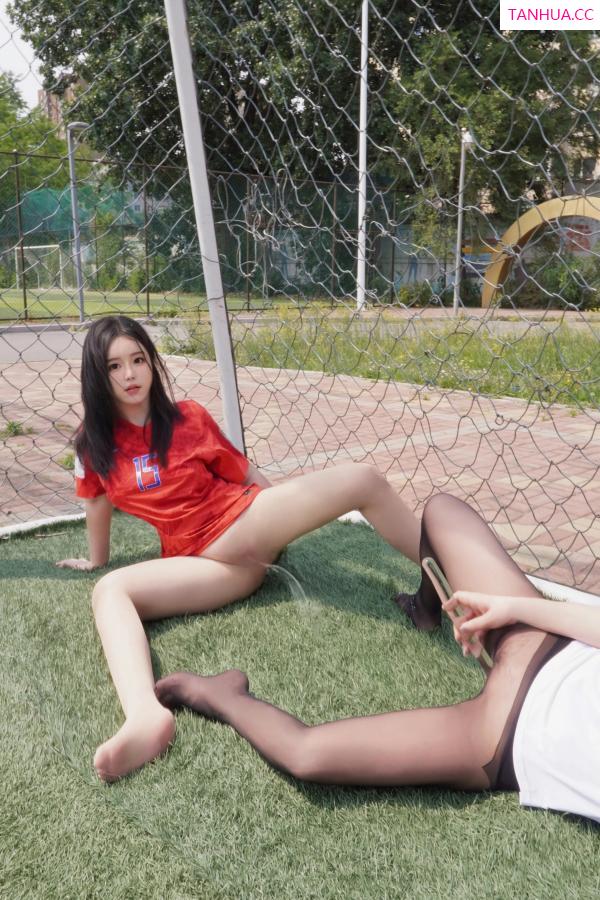   [XiuRen]高清写真图 2024.06.20 No.8733 小薯条nienie 美腿丝袜第6张图片